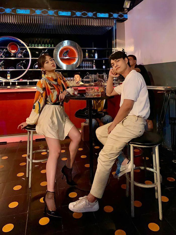 Trong phần 2 của &quot;Hương vị tình thân&quot;, sau khi chia tay Long (Mạnh Trường), Phương Oanh (Nam) thường xuyên xuất hiện cùng Phi (Tô Dũng) khiến khán giả tò mò. Thậm chí, trong trailer tập 72, nhiều người &quot;đoán già đoán non&quot; ngỡ tưởng Phi là bạn trai mới của Nam.