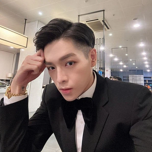 Được biết, đây không phải lần đầu giọng ca &quot;Người ơi người ở đừng về&quot; gây tranh cãi khi tung ảnh selfie trên trang cá nhân.