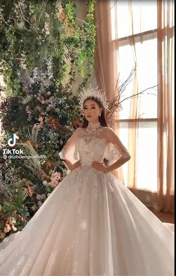 Giữa thời điểm khán giả đang tò mò về chuyện tình giữa Nam (Phương Oanh) - Long (Mạnh Trường) ở &quot;Hương vị tình thân&quot;, mới đây nữ diễn viên đăng tải đoạn clip mặc váy cưới lộng lẫy gây chú ý.