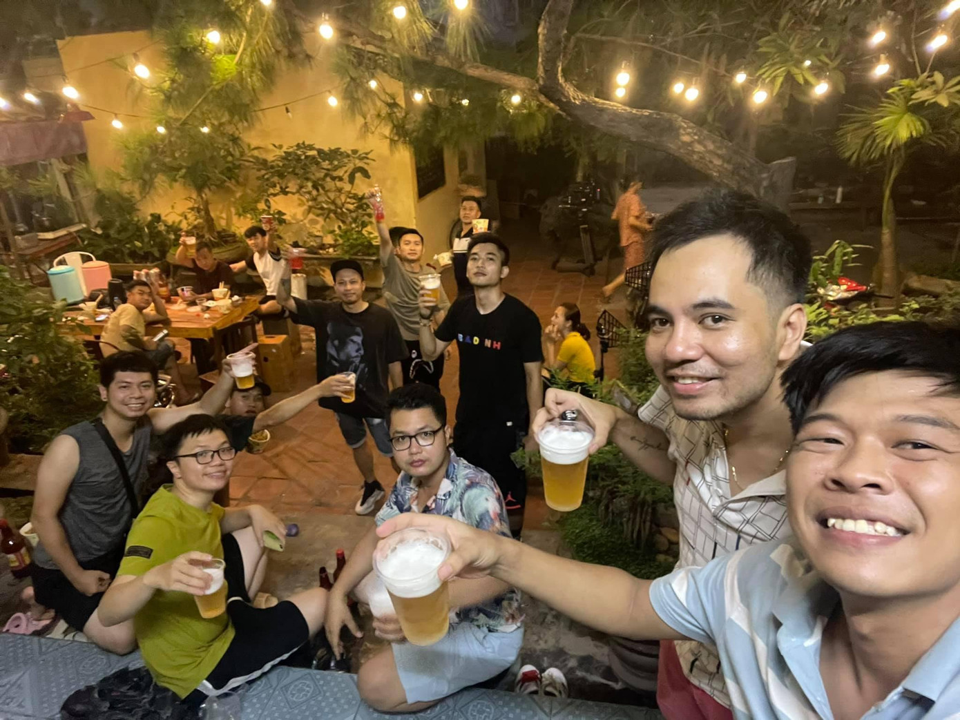 Chia sẻ cảm xúc ngày đóng máy, nam nghệ sĩ Trung Ruồi làm thơ nhớ lại kỉ niệm với từng diễn viên và ekip: &quot;Yêu mười một tháng, năm ngày/ Nhưng hôm nay phải chia tay mất rồi/ Nhớ ôi những phút tuyệt vời/ Mong ngày đoàn tụ rạng ngời bên nhau/ Nhớ Lương Thanh, nước mắt mau/ Nhớ chị Dung với những câu chân tình / Thương Khả Ngân ở một mình / Nhớ Thanh Sơn mỗi khung hình bên nhau / Anh Thắng hài hước từng câu / Nhớ anh Hiếu để râu hơi dài/ Anh Linh sáng tạo miệt mài / Chị Thơ diễn xuất rất hài và duyên / Nhớ anh Kim Vũ rất hiền / Cảm ơn chị Thảo đã biên phim này / Anh Thành, chị Yến hàng ngày / Vẫn thường nhắc lịch để quay cho tròn / Nhớ team makeup phấn son / Tất cả team ấy vẫn còn độc thân / Anh em kỹ thuật rất thân / Chị em trang phục mười phần thương yêu / Nhớ đội hoạ sĩ rất nhiều / Nhớ đội chủ nhiệm rất yêu chiều đoàn phim / Nhớ cả ekip lịm tim / Văn xuôi không hết nên tìm vần thơ!&quot;. Cùng nhìn lại những kỉ niệm khó quên của dàn diễn viên trong buổi chia tay bộ phim &quot;11 tháng 5 ngày&quot;.