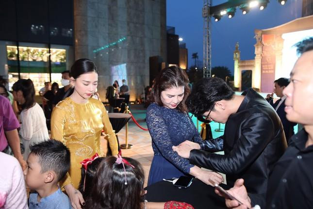 Trước đó vào buổi ra mắt phim Trạng Tí của Ngô Thanh Vân, Huy Trần cùng mẹ anh cũng đã có mặt để chúc mừng bạn gái. Để tránh sự chú ý, nam người mẫu đứng đợi bên ngoài khi Ngô Thanh Vân trả lời phỏng vấn. Kết thúc buổi chiếu phim, Huy Trần lặng lẽ đứng đợi Ngô Thanh Vân, sau đó cùng cô ra về.