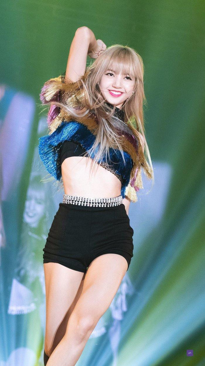 Lisa ( 1997) hiện đang là thành viên của nhóm nhạc BLACKPINK, cô đảm nhận vai trò main rapper và main dancer. Bên cạnh đó, cô là nữ ca sĩ, rapper người Hàn Quốc nổi tiếng trên thế giới. Cô nàng đa tài với vẻ ngoài xinh như búp bê, cơ thể thanh mảnh cùng chất giọng đặc biệt.