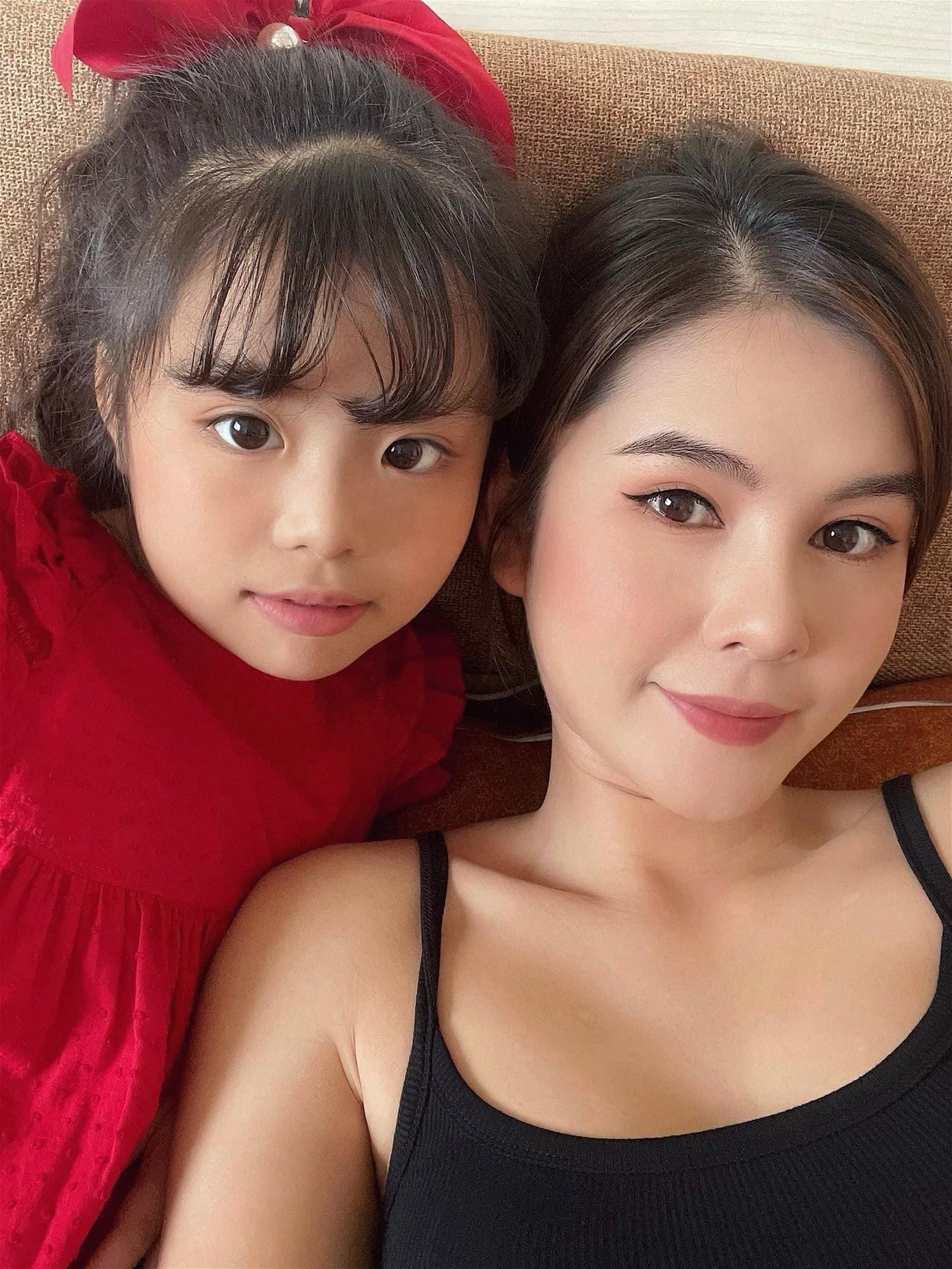 Hình ảnh &quot;mẹ Thủy&quot; và &quot;bé Ngân&quot; trong hậu trường &quot;Mùa hoa tìm lại&quot;.