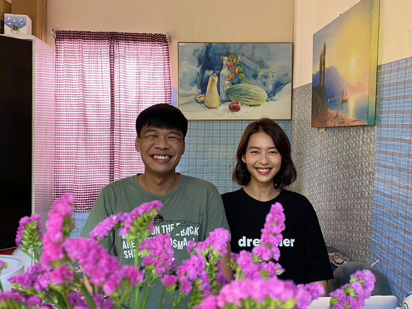 Khả Ngân rạng rỡ cùng anh hàng xóm trong phòng trọ. Khả Ngân rạng rỡ cùng anh hàng xóm trong phòng trọ.