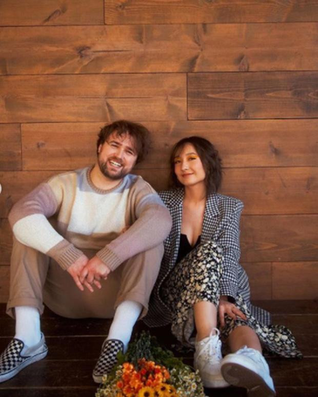 Đính kèm bộ ảnh ngọt ngào bên bạn trai, nữ ca sĩ viết: &quot;Chúng tôi đã đính hôn. Thật không thể tin được&quot;.