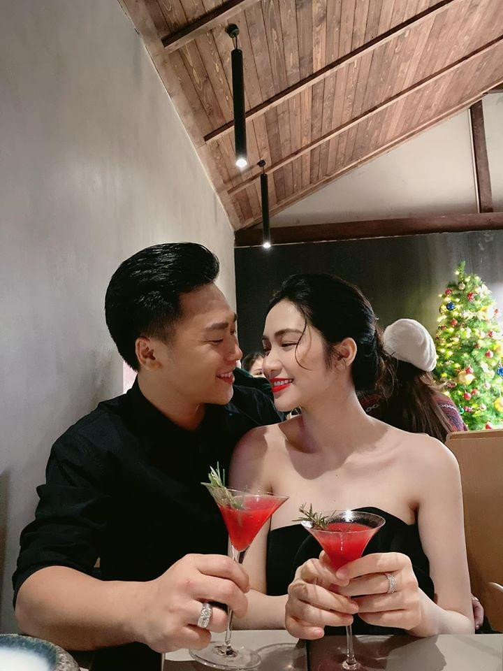 Dù bận rộn với thời gian chăm con, đầu tư cho sự nghiệp nhưng đôi vợ chồng trẻ vẫn thường xuyên hâm nóng tình cảm bằng những buổi hẹn hò riêng bên nhau.