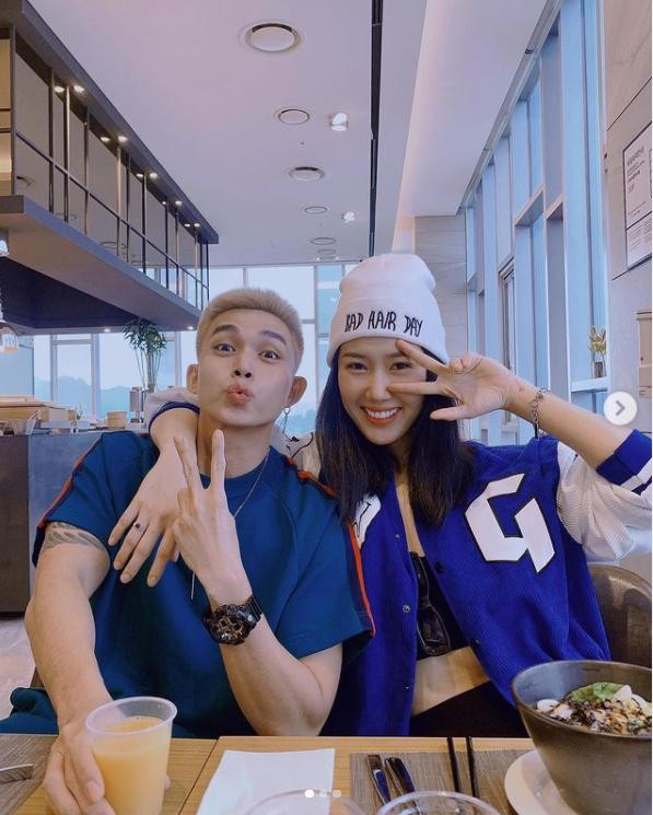 Jun Phạm là nam nghệ sĩ có nhiều cập nhật nhất trên trang cá nhân. Anh liên tục chia sẻ cùng fan khoảnh khắc ở cùng bạn bè, hay ở trong phòng riêng tại Hàn Quốc.