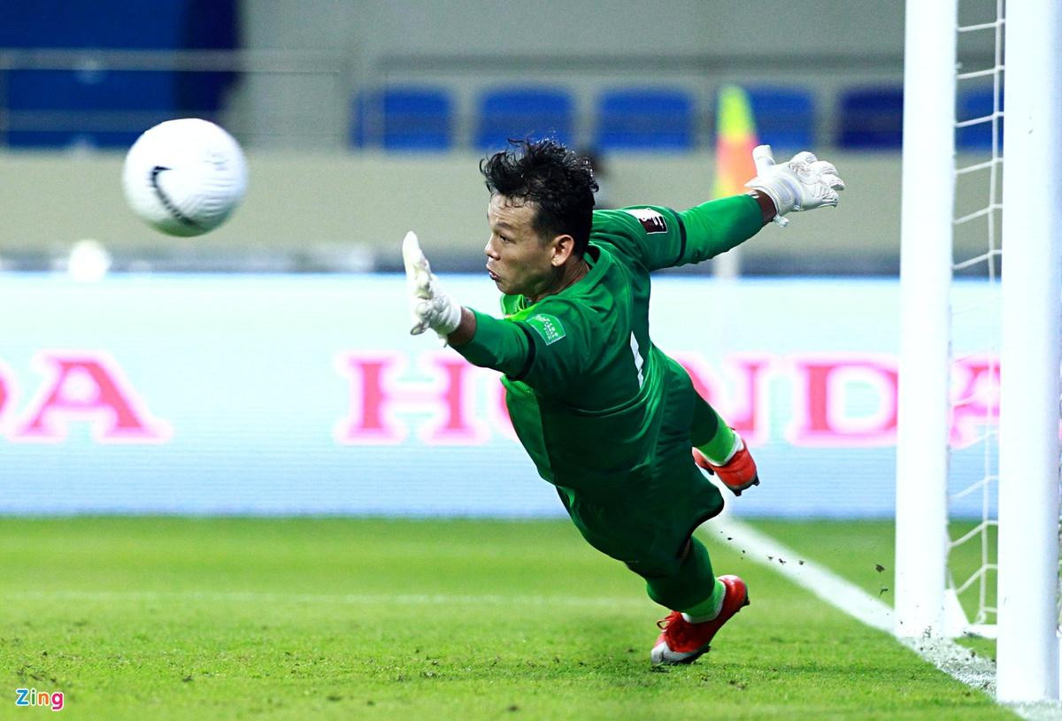 Đến cuộc đối đầu Malaysia trên đất UAE, Văn Hậu phạm lỗi với Guilherme De Paula trong vùng cấm. Chính tiền đạo nhập tịch này đánh bại Bùi Tấn Trường trên chấm 11 m để gỡ hòa 1-1 cho Malaysia ở phút 72. Đúng 10 phút sau, Quế Ngọc Hải ấn định chiến thắng 2-1 cho tuyển Việt Nam cũng từ một tình huống phạt đền. Ảnh: Quang Thịnh.