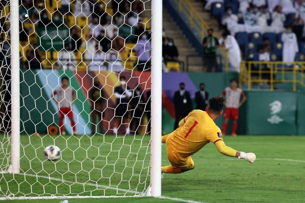 Đến phút 80, tuyển Việt Nam nhận thêm một quả phạt đền nữa sau khi Ngọc Hải phạm lỗi trong vùng cấm. Lần này, Saleh Ah-Sheri đánh lừa Tấn Trường bằng cú đá panenka. Ảnh: Getty.