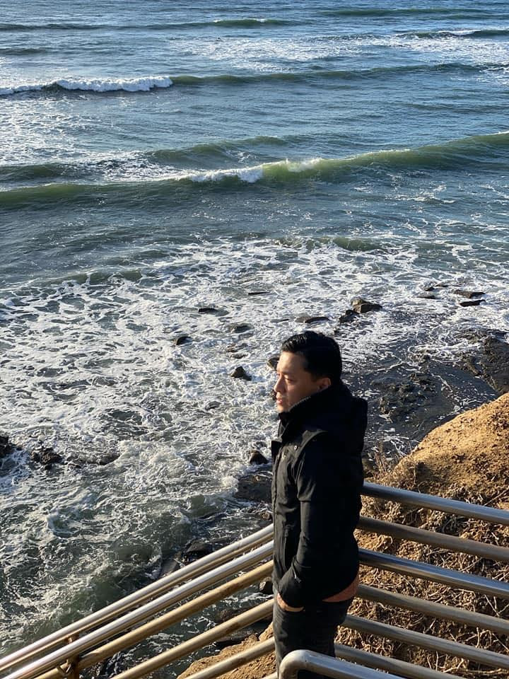 Lam Trường đăng ảnh trầm tư trước biển cả.