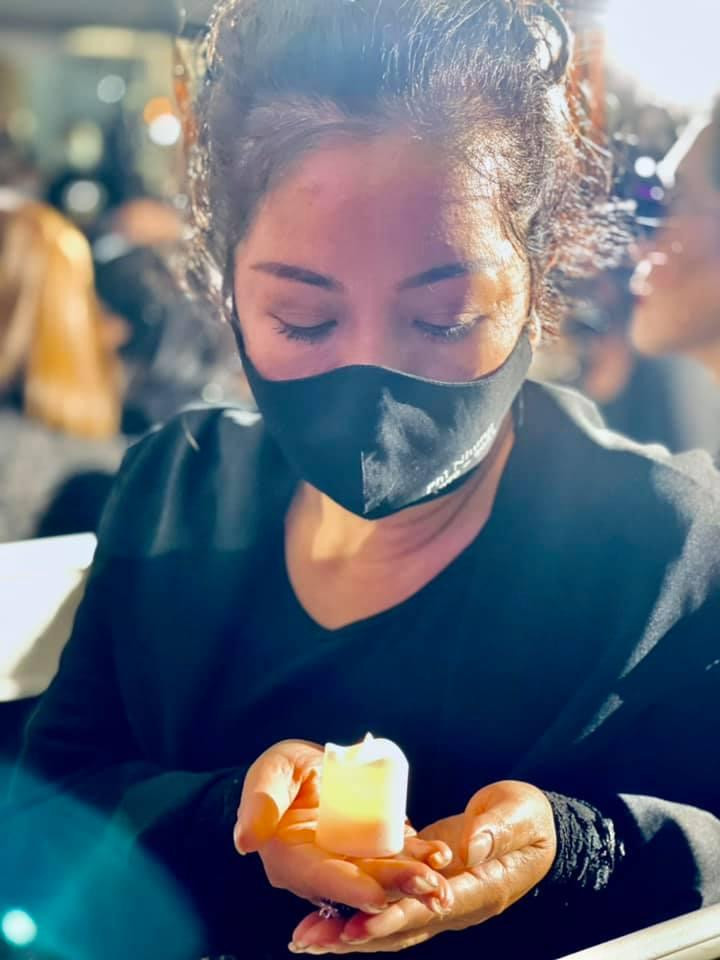 Danh hài Thúy Nga cầu nguyện tiễn đưa cố nghệ sĩ Phi Nhung về nơi an nghỉ. Danh hài Thúy Nga cầu nguyện tiễn đưa cố nghệ sĩ Phi Nhung về nơi an nghỉ.