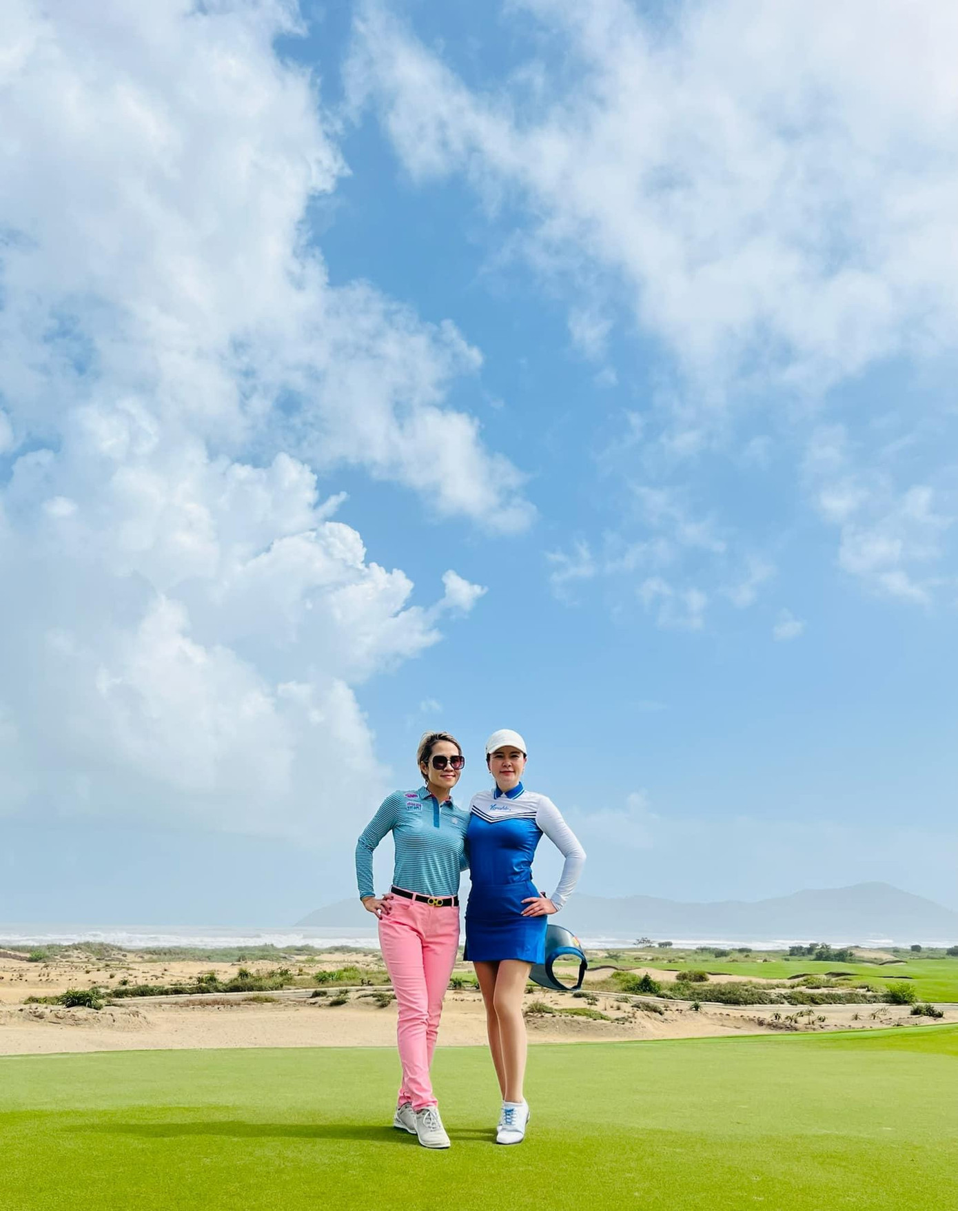 NSƯT Kim Oanh và NSƯT Nguyệt Hằng check in tại sân golf.