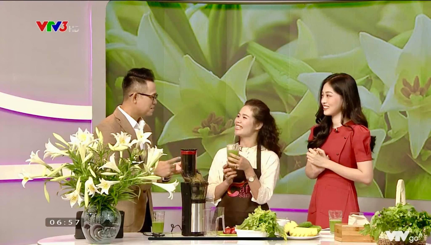 Hai MC thưởng thức nước ép healthy từ chị Diệu Thúy - chủ nhân của căn nhà chứa 1000 bông hoa loa kèn. Hai MC thưởng thức nước ép healthy từ chị Diệu Thúy - chủ nhân của căn nhà chứa 1000 bông hoa loa kèn.
