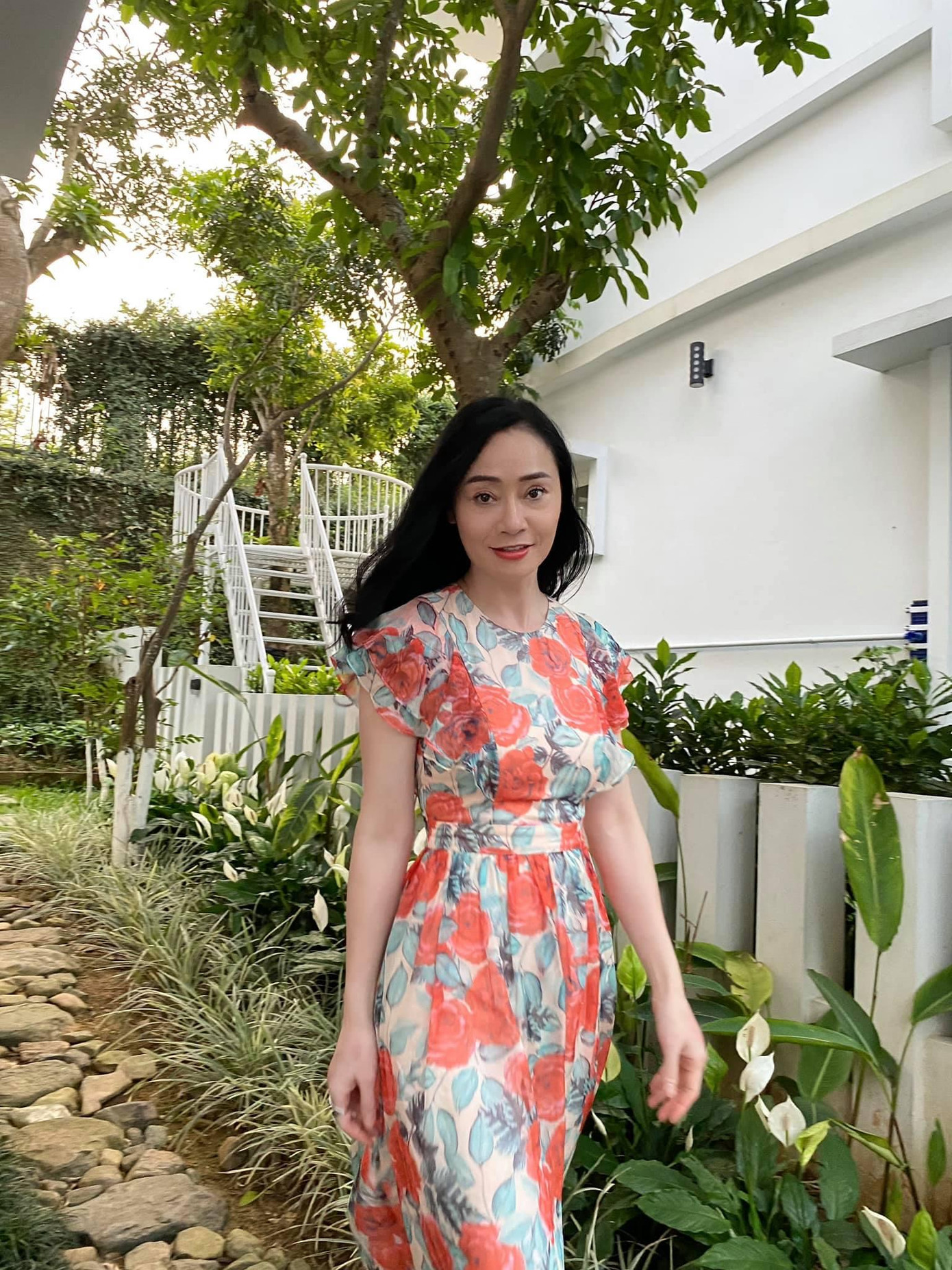 Quách Thu Phương dịu dàng khoe sắc trẻ trung ở tuổi U50.