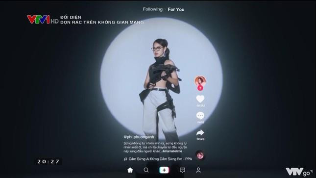 MV ca nhạc của Phí Phương Anh bị nhận xét "có từ ngữ nhảm nhí, dung tục". MV ca nhạc của Phí Phương Anh bị nhận xét "có từ ngữ nhảm nhí, dung tục".