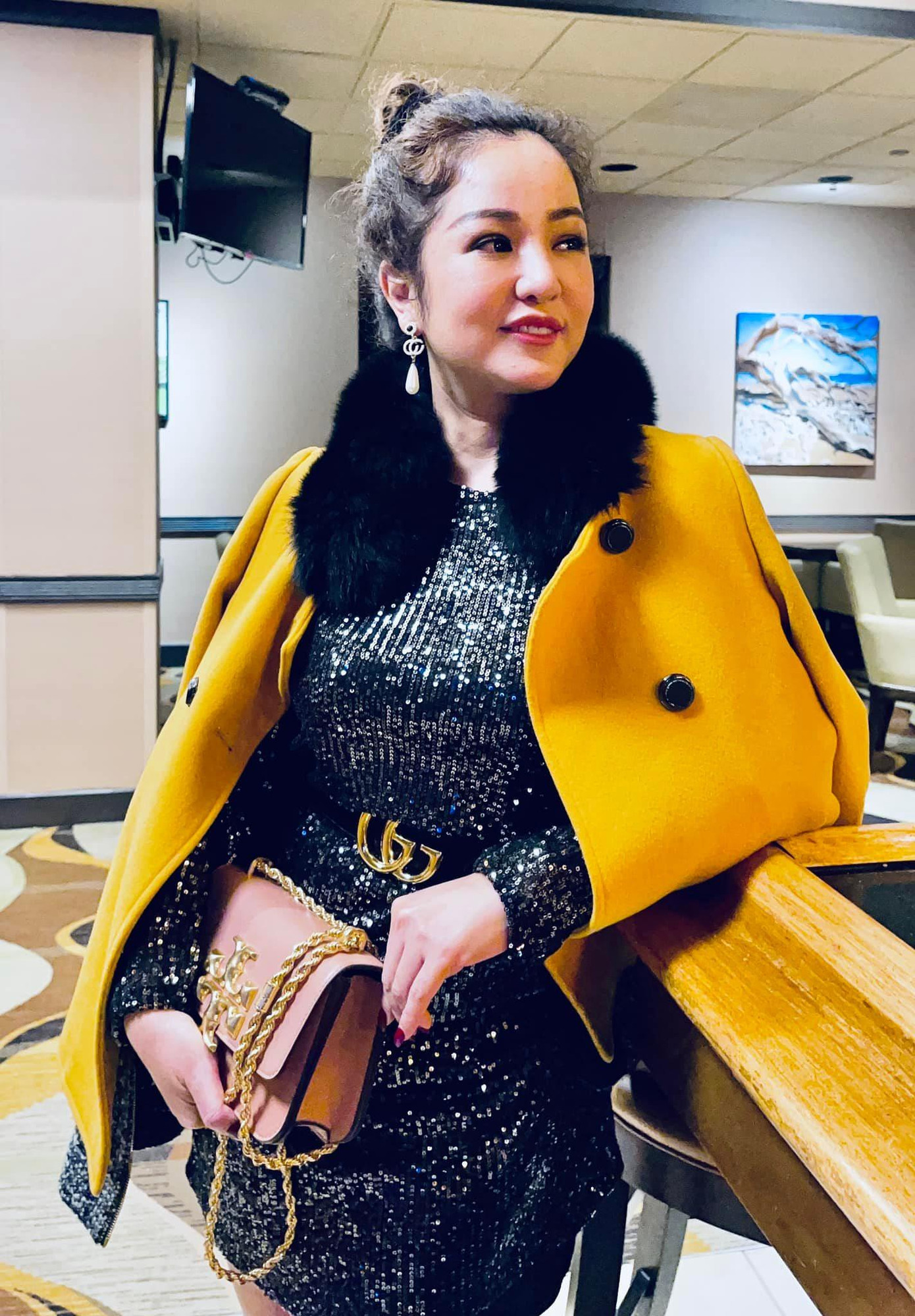 Thúy Nga diện đồ sành điệu xuống phố.