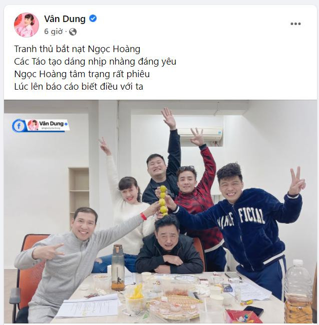 Trên trang cá nhân, nghệ sĩ Vân Dung chia sẻ hình ảnh vui đùa của các nghệ sĩ Táo Quân trong hậu trường. &quot;Tranh thủ bắt nạt Ngọc Hoàng/ Các Táo tạo dáng nhịp nhàng đáng yêu/ Ngọc Hoàng tâm trạng rất phiêu/ Lúc lên báo cáo biết điều với ta.&quot; - Vân Dung viết.