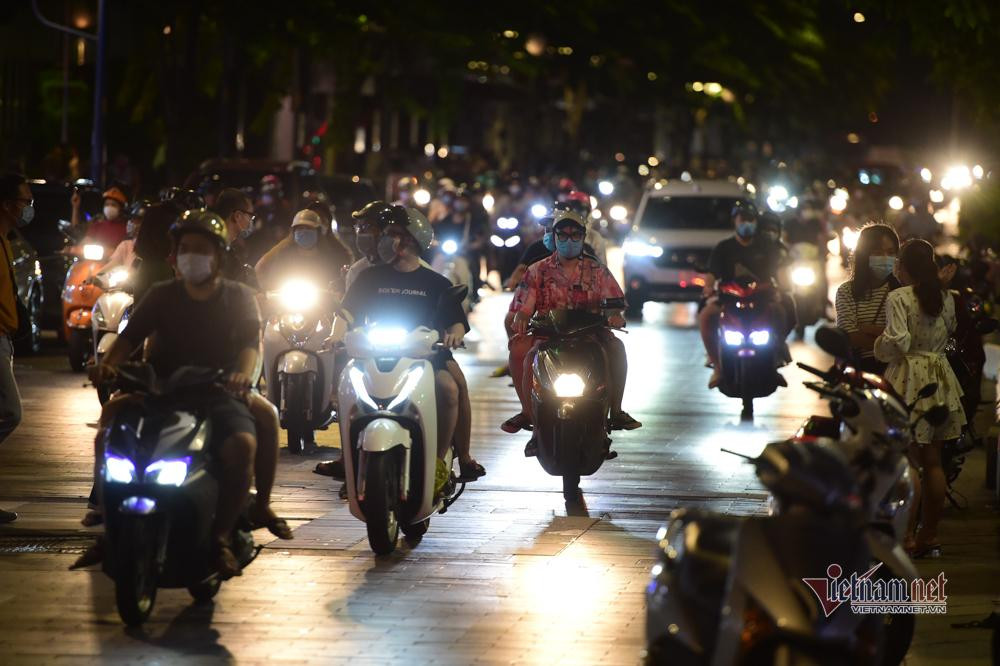 Phương tiện di chuyển đông đúc trên đường Nguyễn Huệ , quận 1.