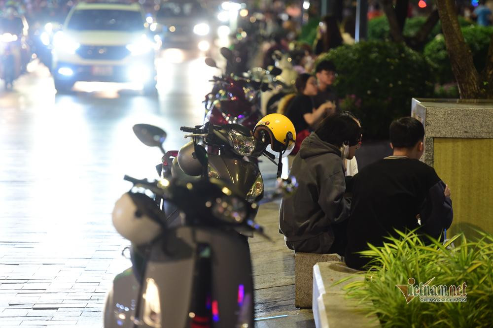 Người dân khó tìm chỗ gửi xe nên tấp xe vào lề đường.