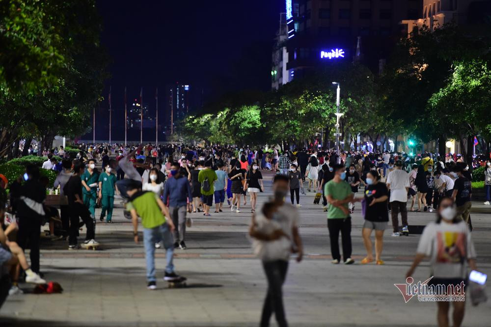 Người dân đổ về phố đi bộ Nguyễn Huệ ngày cuối tuần.