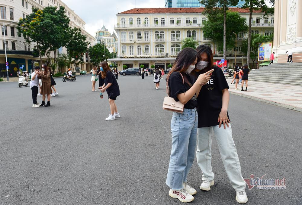 Nguyễn Thị Hoa, nhân viên văn phòng cho biết, tranh thủ ngày nghỉ cuối tuần cô rủ vài người bạn ra phố đi bộ chụp ảnh.