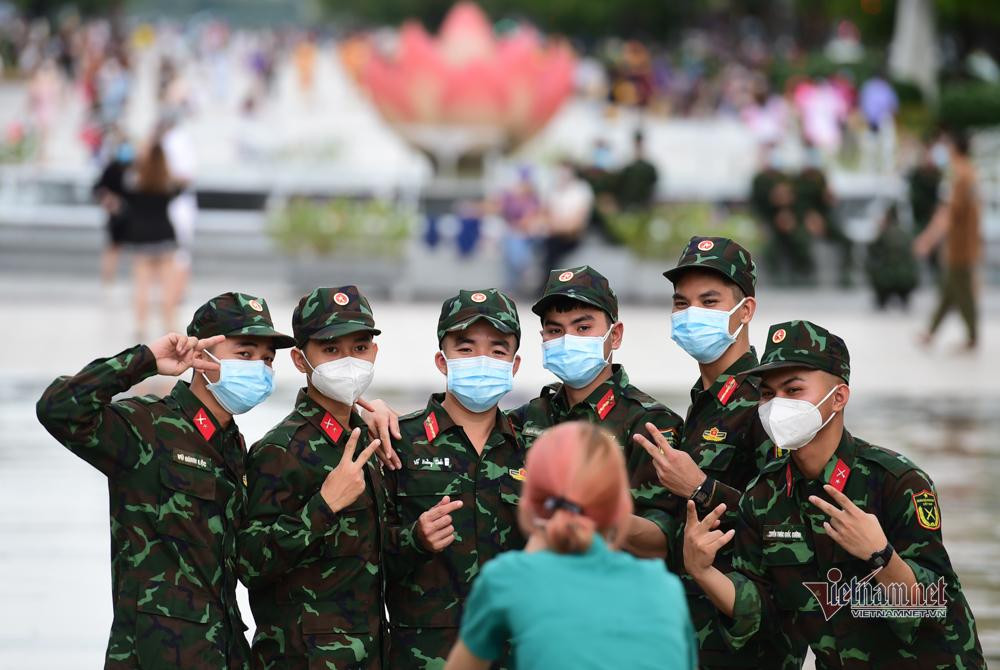 Những chiến sĩ của Sư đoàn 5 được đơn vị cho ra phố đi bộ sau những ngày vất vả cùng TP.HCM chống dịch.