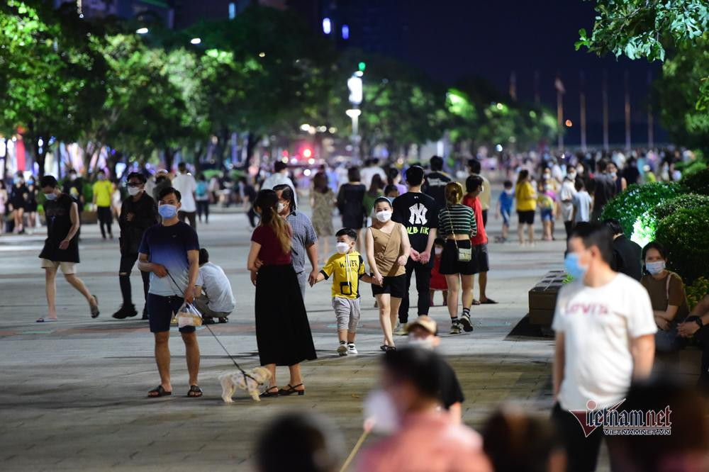 Buổi tối người dân đổ về phố đi bộ ngày càng đông.