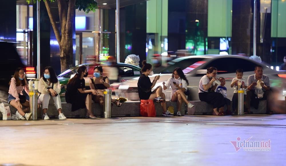 Khá khó khăn trong việc tìm một chỗ ngồi ăn.