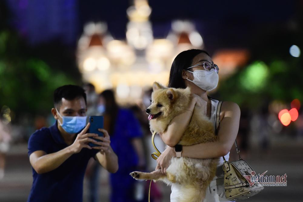 Những khoảnh khắc trên đường Nguyễn Huệ.