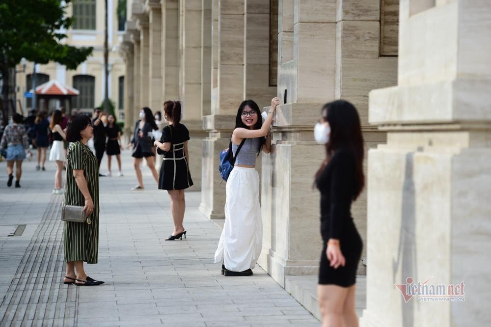 Ngày cuối tuần, giới trẻ đổ về phố đi bộ Nguyễn Huệ chơi, chụp ảnh sau nhiều ngày ở nhà do giãn cách.