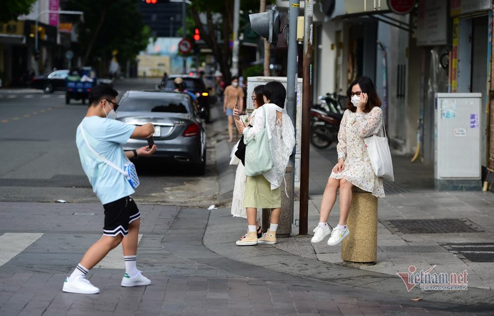 Đeo khẩu trang khi chụp ảnh.