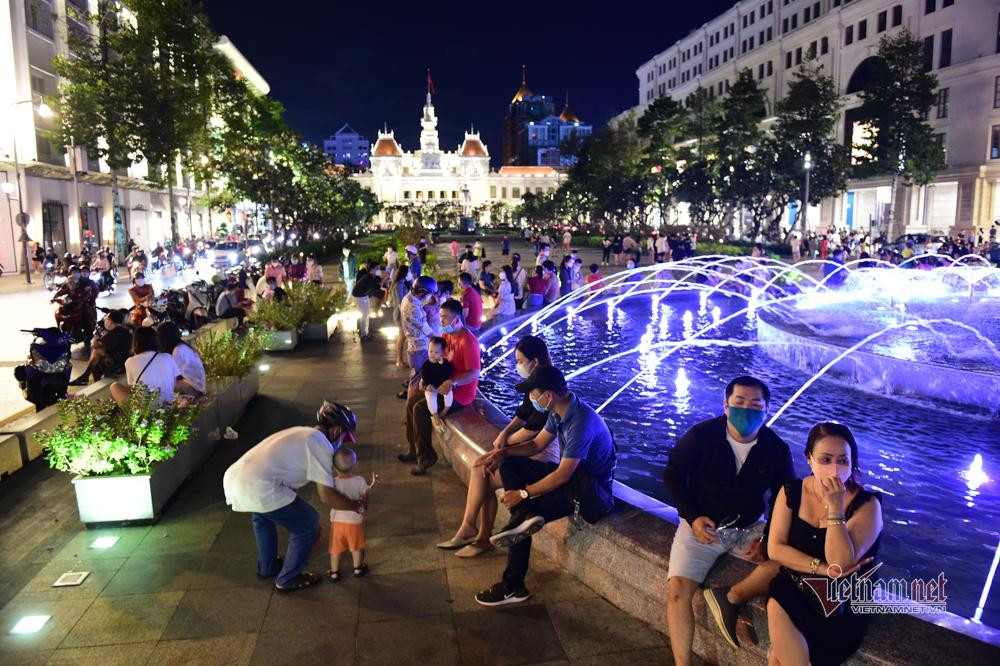 Người dân tập trung ở phố đi bộ Nguyễn Huệ.