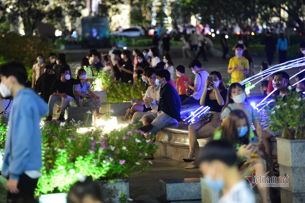 Người dân vui chơi bên đài phun nước.