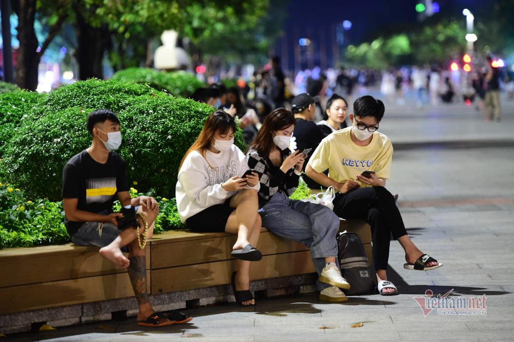Nhiều bạn trẻ tìm chỗ nghỉ mát khi các hàng quán vẫn chưa được phép mở cửa.