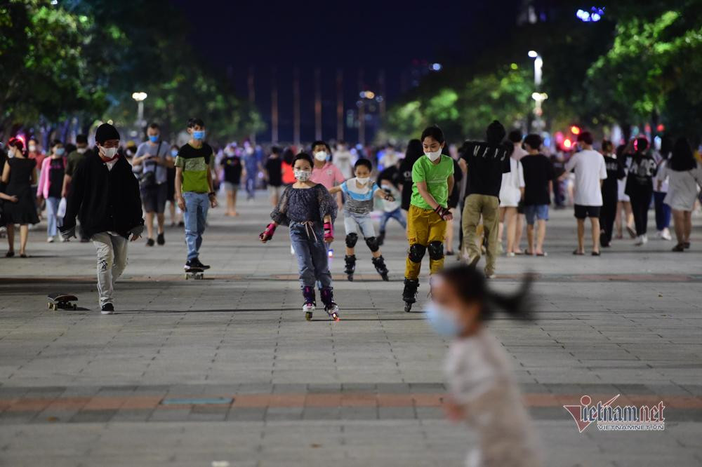 Những đứa trẻ chưa được tiêm vắc xin vẫn vui chơi trên phố đi bộ.