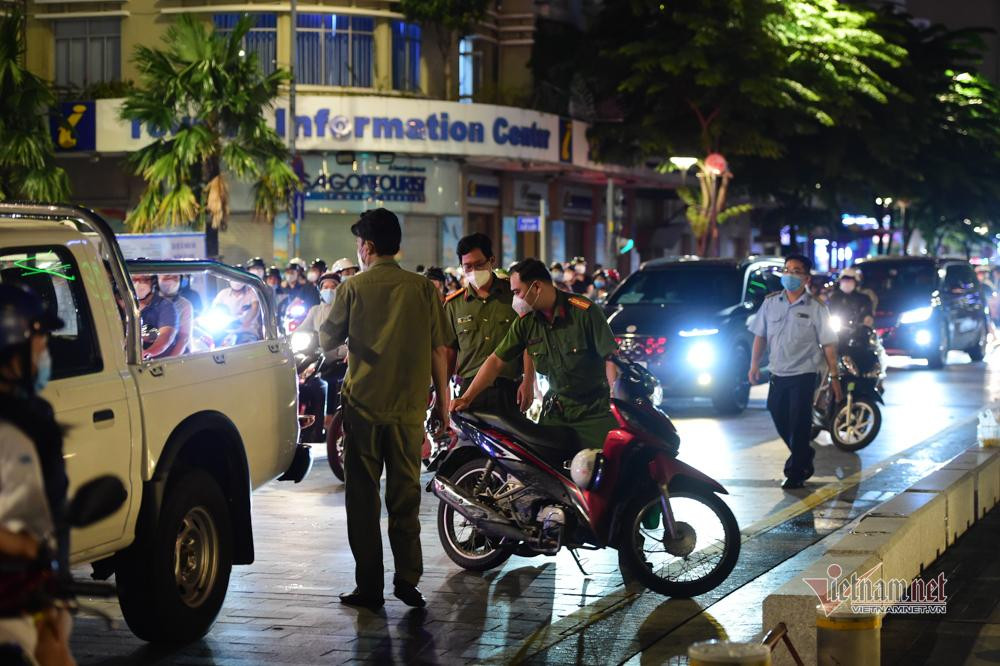 Lực lượng chức năng tạm giữ những phương tiện đậu trái phép trên đường đồng thời nhắc nhở người dân hạn chế tụ tập đông người.