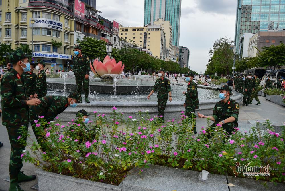 Các chiến sĩ lưu lại khoảnh khắc trước khi lên xe trở về đơn vị.