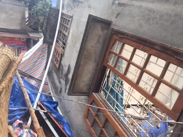 Ngôi nhà 2 tầng đổ nghiêng nhưng phần tường bao vẫn không bị vỡ.