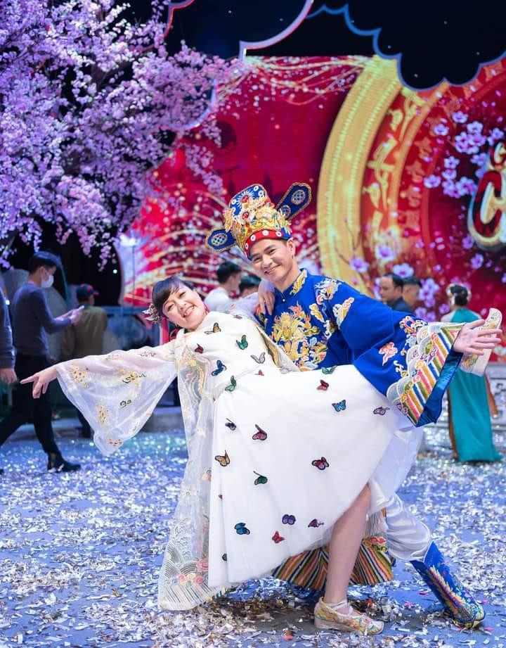 NSƯT Xuân Bắc chia sẻ khoảnh khắc cùng nghệ sĩ Vân Dung trên sân khấu Táo Quân mùa trước. NSƯT Xuân Bắc chia sẻ khoảnh khắc cùng nghệ sĩ Vân Dung trên sân khấu Táo Quân mùa trước.