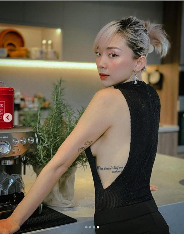 Trong ảnh, nữ ca sĩ sử dụng khuôn viên nhà bếp yêu thích để tạo dáng. Đặc biệt, cô để lộ hình xăm nghệ thuật ở phần eo khi diện áo cut - out gợi cảm.