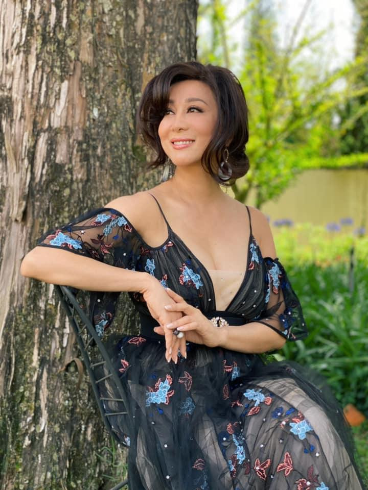 Sau 1 ngày đăng tải, bộ ảnh của nữ MC thu hút gần 30.000 lượt yêu thích cùng hơn 1.000 bình luận, chia sẻ từ công chúng.