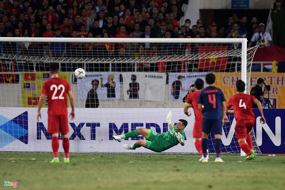 Quả 11m đầu tiên mà tuyển Việt Nam phải nhận đến từ trận hòa 0-0 với Thái Lan trên sân Mỹ Đình ở vòng loại thứ 2. Đó là tình huống Văn Hậu phạm lỗi với một cầu thủ đối phương trong vùng cấm. Sau đó, Văn Lâm đã cản phá thành công cú dứt điểm của Theerathon Bunmathan. Ảnh: Minh Chiến.