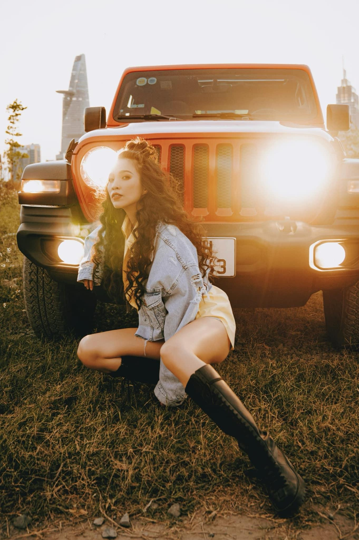 Hiền Thục lên đồ trẻ trung, hiện đại và cá tính.