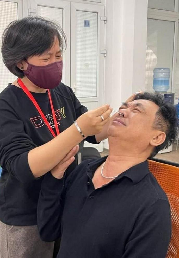 Khoảnh khắc dí dỏm của &quot;Ngọc hoàng&quot; Quốc Khánh được NSƯT Chí Trung chia sẻ lại.