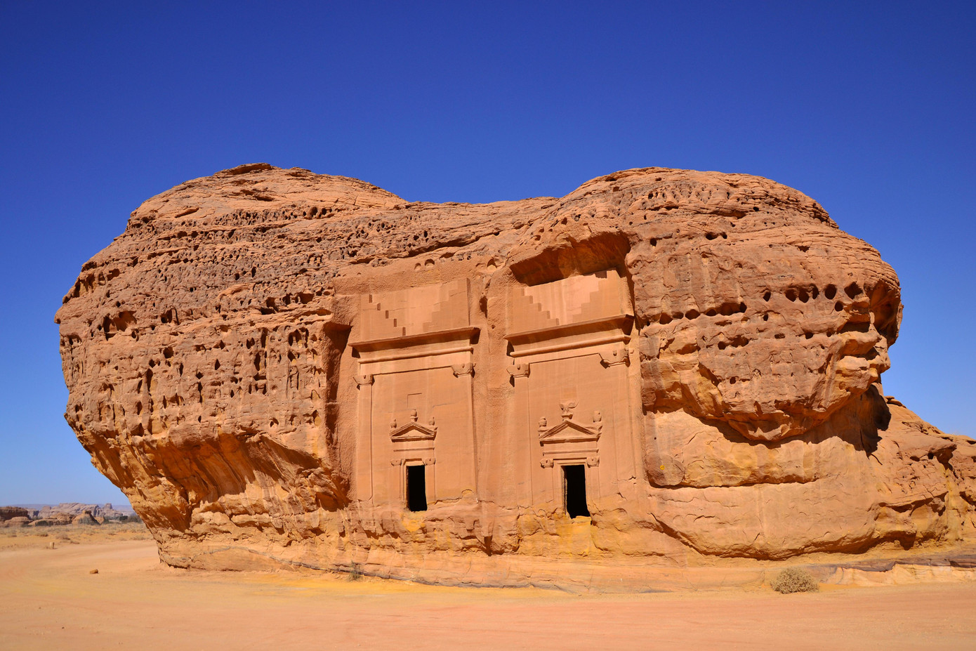 Một quần thể cổ mộ đồ sộ tại Madain Saleh, thành phố mà nhiều người Ả Rập cho rằng đã bị nguyền rủa Một quần thể cổ mộ đồ sộ tại Madain Saleh, thành phố mà nhiều người Ả Rập cho rằng đã bị nguyền rủa