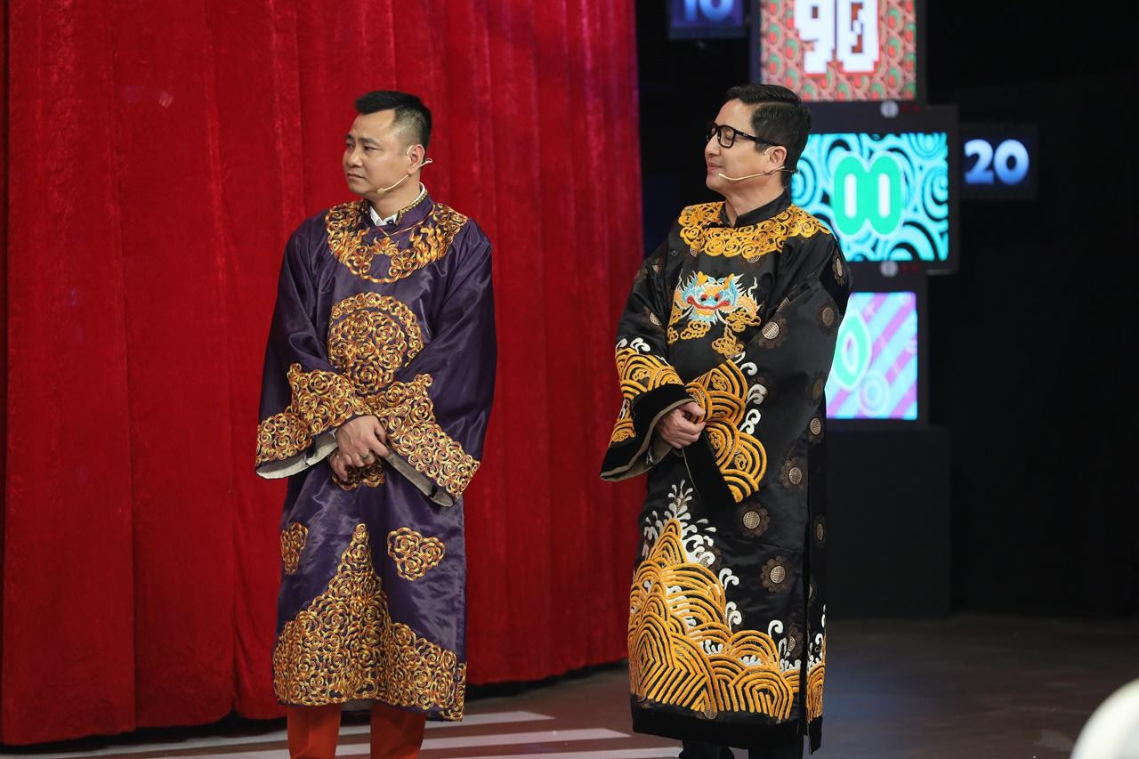 Hai Táo Tự Long và Chí Trung mang không khí Táo Quân lên sân khấu Ký Ức Vui Vẻ. Hai Táo Tự Long và Chí Trung mang không khí Táo Quân lên sân khấu Ký Ức Vui Vẻ.