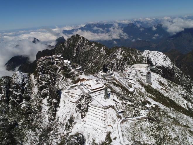 Băng tuyết phủ trắng khu vực đỉnh núi Fansipan đầu năm 2021 (Ảnh Phạm Ngọc Triển).