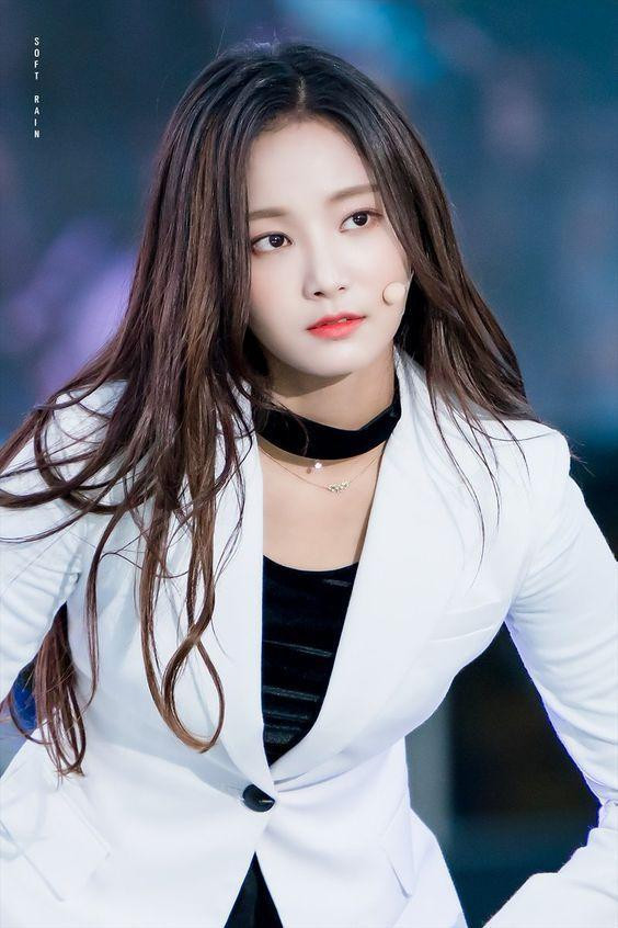 Đến 29/11/2019, nữ ca sĩ bất ngờ tuyên bố với khán giả sẽ rời khỏi MOMOLAND. Phía công ty MLD Entertainment tuyên bố rằng cô nàng quyết định như vậy để tập trung vào các hoạt động cá nhân và đổi hướng sang nghiệp diễn xuất. Thời điểm đó, không ít tin đồn cho rằng, Yeonwoo bị bắt nạt trong chính nhóm nhạc của mình nên mới phải ra đi.