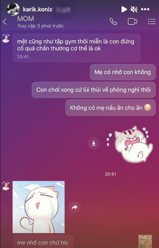 Cách đó 1 ngày, nam nghệ sĩ từng tiết lộ tin nhắn làm nũng với mẹ. Anh được mẹ dặn dò đừng cố quá để bị chấn thương. Nhận được lời động viên của mẹ nam rapper liền nũng nịu hỏi mẹ có nhớ mình không: &quot;Con chơi xong cứ lủi thủi về phòng nghỉ thôi, không có mẹ nấu cho ăn&quot;, anh viết.