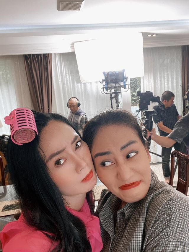 Cô trở lại màn ảnh cùng vai diễn trong phim “Hương vị tình thân” với vai bà Xuân - một cá tính, diện mạo hoàn toàn mới lạ gây hứng thú cho khán giả. Cô trở lại màn ảnh cùng vai diễn trong phim “Hương vị tình thân” với vai bà Xuân - một cá tính, diện mạo hoàn toàn mới lạ gây hứng thú cho khán giả.